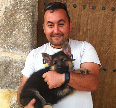 Josep Navarro Olmo Junto a Cachorro Pastor Alemán